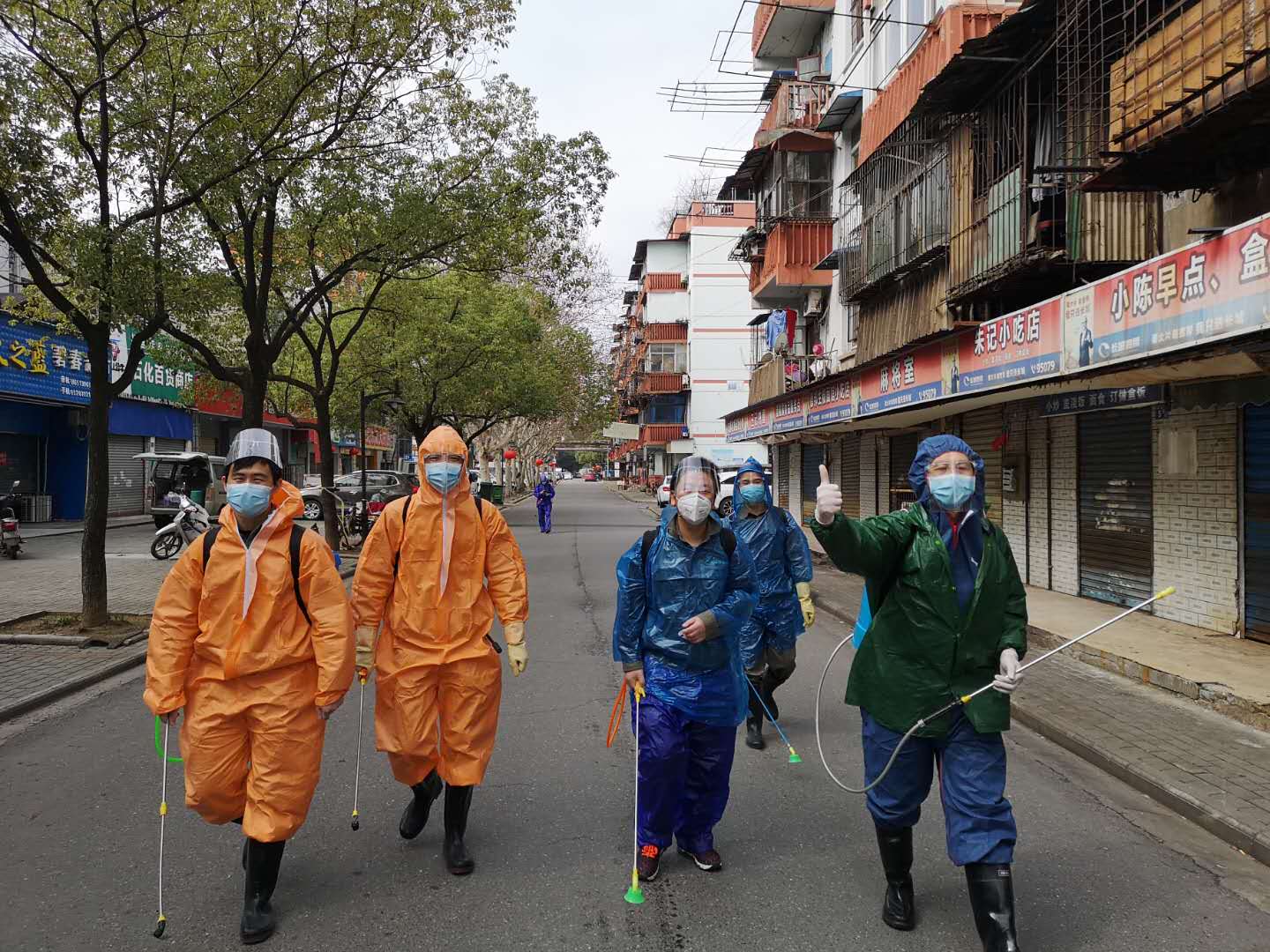 3月2日一大早,碧水集團、產業公司石化社區消殺小隊開始了一天的工作.jpg 3月2日一大早,碧水集團、產業公司石化社區消殺小隊開始了一天的工作.jpg